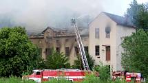 Požár zachvátil třípatrovou budovu bývalé Tiby