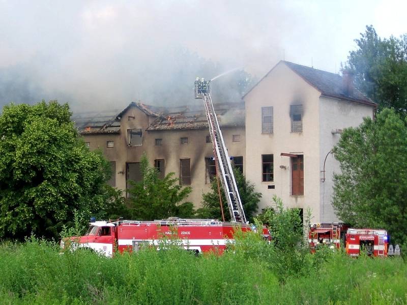 Požár zachvátil třípatrovou budovu bývalé Tiby