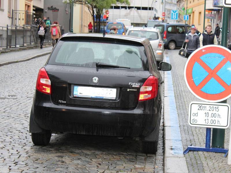 Dopravu vánočního stromu komplikovali neukáznění řidiči 