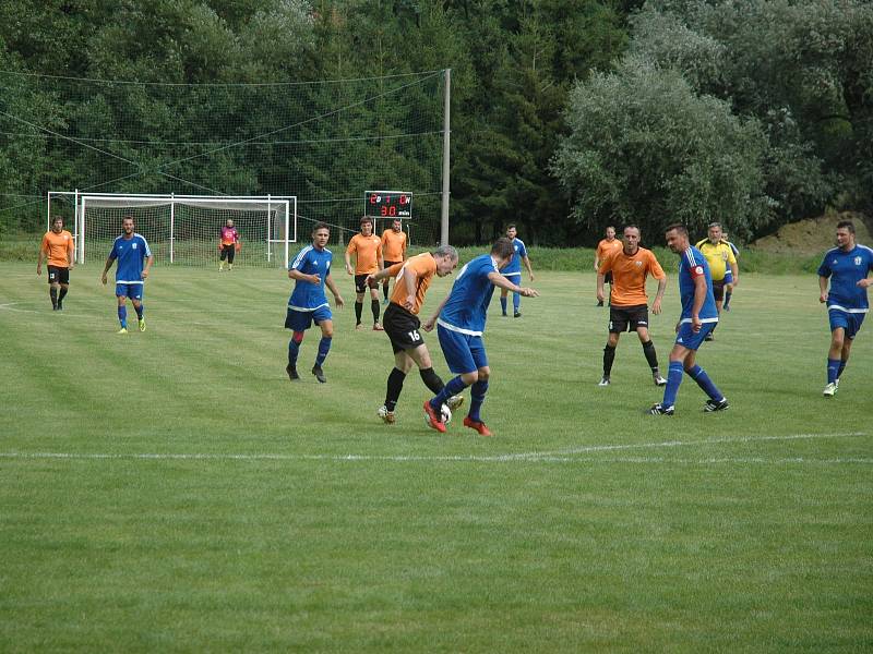 Nováček třetí třídy Praskolesy (v oranžovém) nasázel v úvodním kole Nižboru pět gólů.