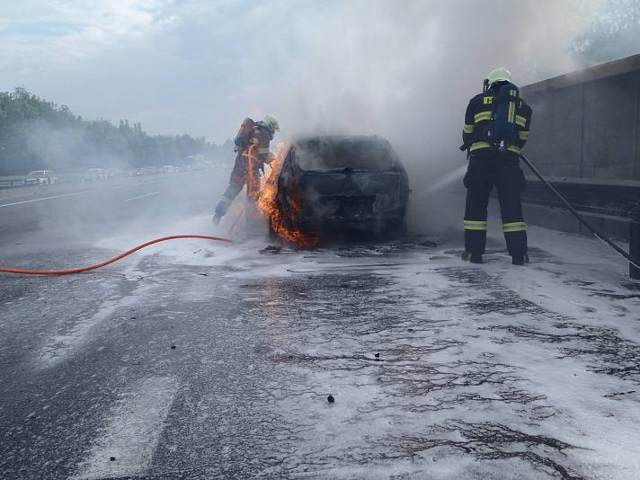 Požár osobního vozu na dálnici D5.