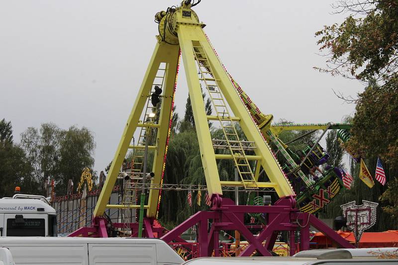 V berounském autokempu bylo o víkendu rušno. Konal se zde už 13. ročník závodů dračích lodí Berounský drak. Jeho součástí byl i Lunapark pro děti.