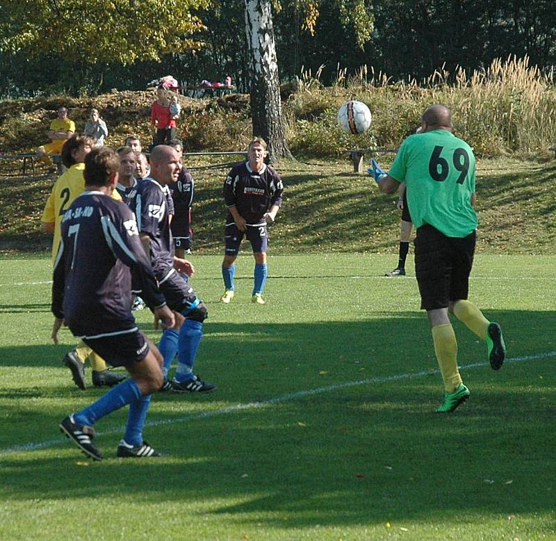 Na hřišti v Oseku se hrál dobrý duel třetí třídu s výhrou domácích Chaloupek 3:2.