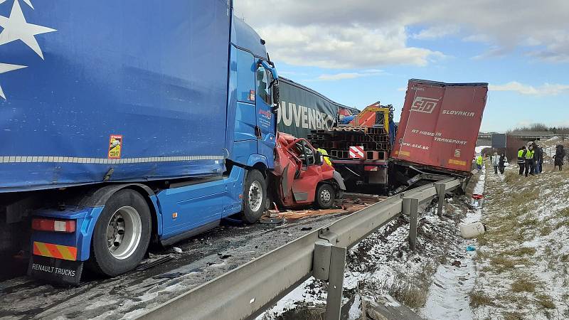 Dálnici D5 na 33. kilometru zablokovala ve čtvrtek 20. ledna hromadná nehoda.