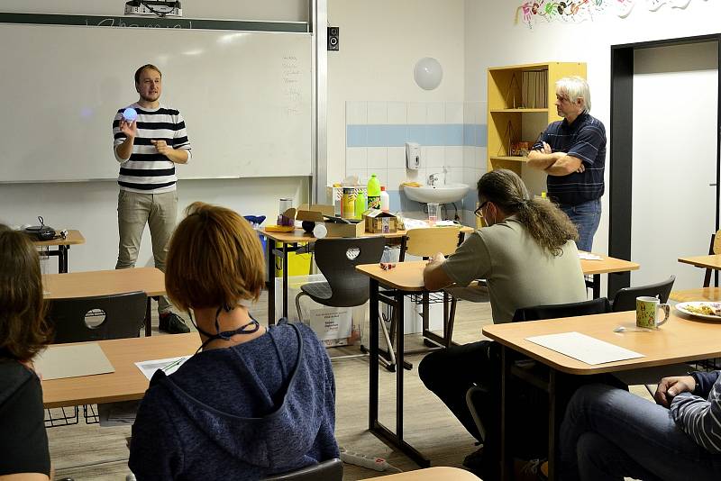 Z názorné výuky fyziky v Základní škole v Loděnici v rámci projektu Elixír do škol.