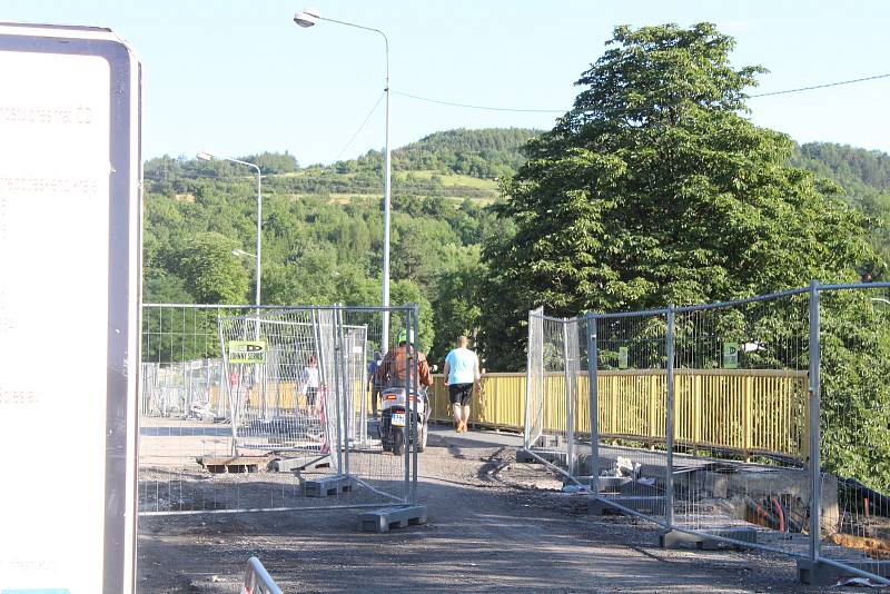 Lidé si  denně stěžují, na nečinnost stavební firmy a poukazují na to, že řidiči musí zbytečně most objíždět. Podle města, ale práce postupují podle harmonogramu.