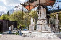 Z průběhu tvorby sousoší pro pomník padlým za Těšínsko v Orlové na Karvinsku