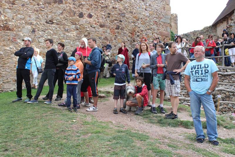 Šermířská utkání z drsného středověku, dobové stánky a další historické zajímavosti si v sobotu užili návštěvníci hradu Točník. 