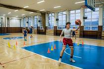 Basketbalisté trénují ve stávající hale ve druhé základní škole. Mistrovské zápasy se hrají v Litni.