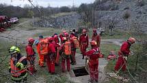 Hasiči nacvičovali v Netopýří jeskyni společný zásah se speleology.