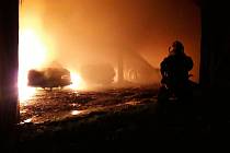 Požár stodoly a automobilů v Chyňavě.