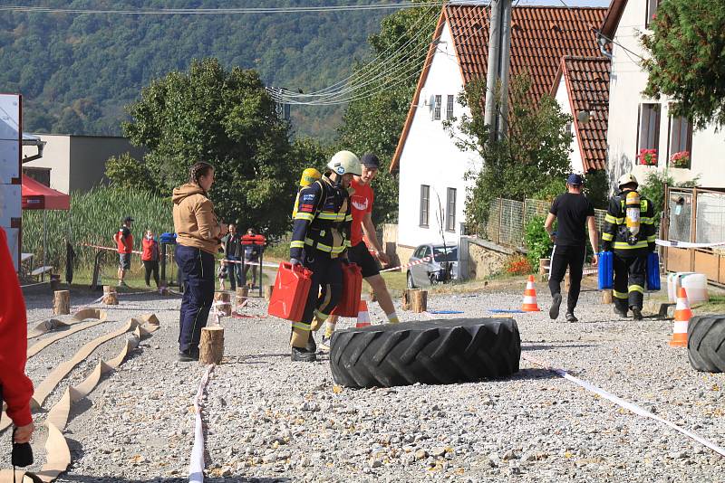 Z hasičské soutěže 'Toughest Firefighter Alive - Nejtvrdší hasič přežije' v Broumech.