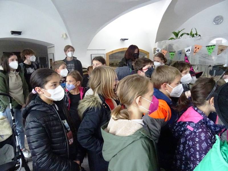Děti z berounské družiny v Závodí si užili oslavu Halloweenu v Muzeu Českého krasu.