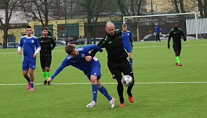 Fotbalová příprava: Kladno B (v modrém) nečekaně porazilo o soutěž výš hrající Chlumec 4:2.