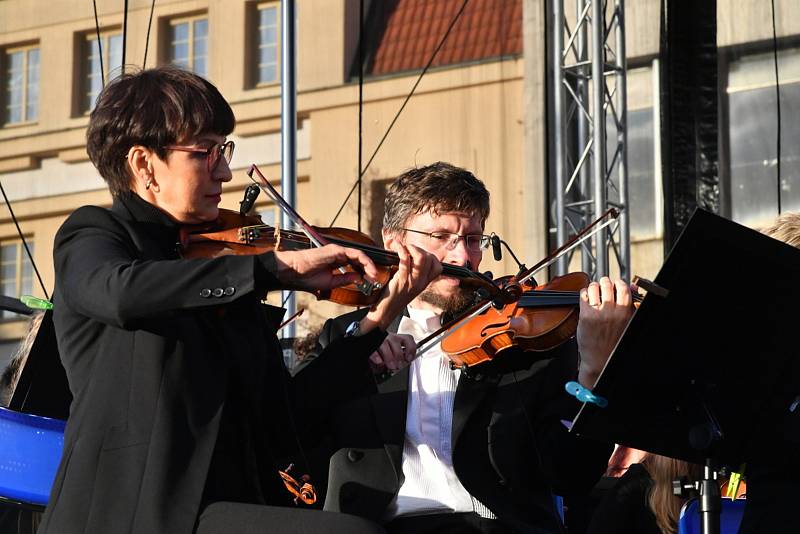 Z koncertu Karlovarského symfonického orchestru na berounském Husově náměstí.