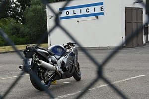 Motocykl, který v sobotu před polednem narazil do svodidel v místě zúžení na 13. kilometru dálnice D5, prozatím skončil na parkovací ploše v areálu dálniční policie v Rudné.