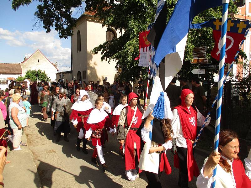 Na Tetín dorazil v sobotu 2. června průvod vévody Štěpána, další den pokračoval na Karlštejn v rámci královského průvodu.