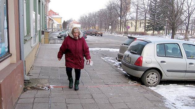 Obyvatelé Hostomic žádají nové chodníky