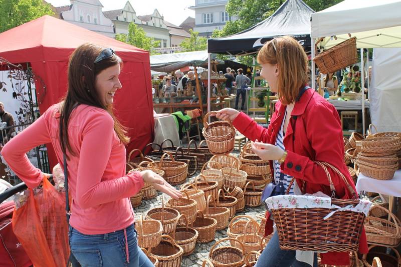 Kvalitního zboží je široká nabídka. Na trzích panuje tradičně příjemná atmosféra. Sobotní počasí bylo slunečné.