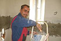 Klienti Azylového domu sv. Jakuba Beroun pomáhají se stavebními pracemi