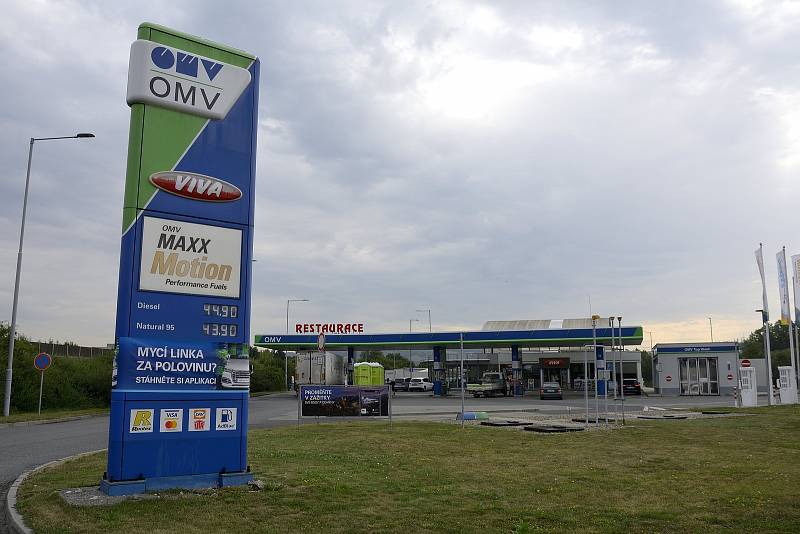 Čerpací stanice OMV u sjezdu dálnice D5, směr Praha (18. srpna 2022).