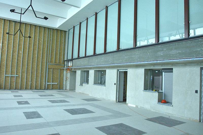 Práce na novém interiéru výpravní budovy v Berouně se protáhly o čtyři měsíce