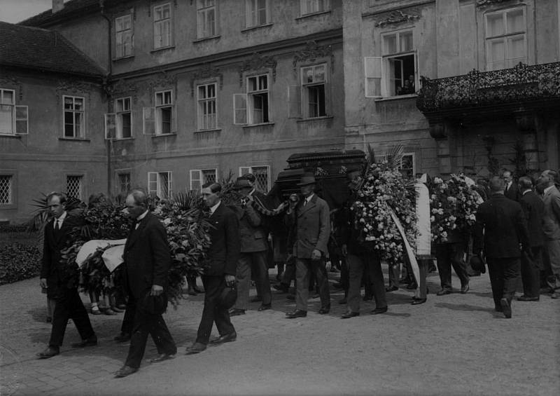 Videoklip k písni evokuje tragický životní příběh bratra majitele hořovického panství a akrobatického letce Tassila prince Hanau.