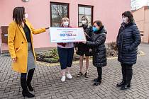 Zaměstnanci společnosti Saint-Gobain přispěli na dar hořovickému domovu pro seniory.