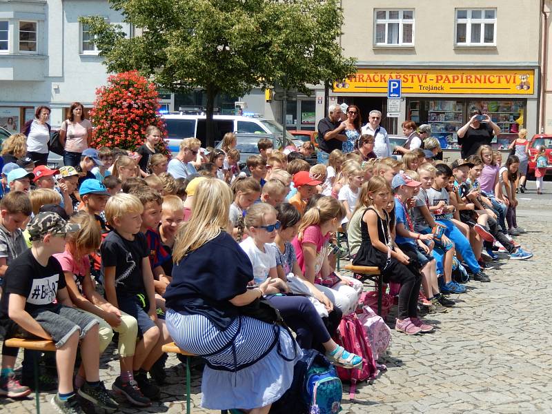 Na vyjádření úcty k památce někdejšího reformátora a kritika církve položil starosta Berouna Ivan Kůs kytici k jeho soše.