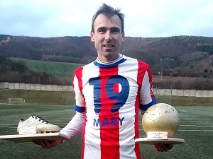 Marek Horel s dárky od mladších spoluhráčů - zlatou kopačkou a zlatým míčem