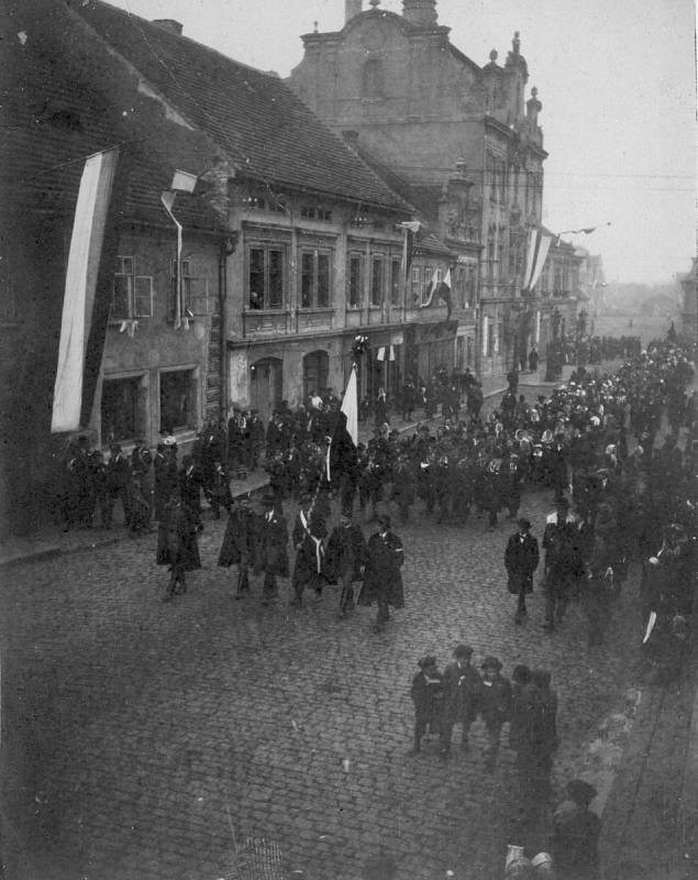 Jedna ze dvou dochovaných fotek samotných oslav 28. října 1918.