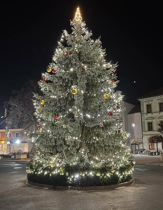 Vánoční strom ve městě Žebrák.