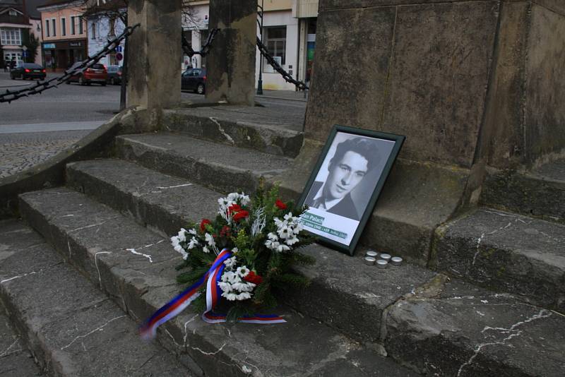 Uplynulo 53 let od sebeupálení Jana Palacha, Palachovu oběť připomnělo pietní místo v centru Berouna.