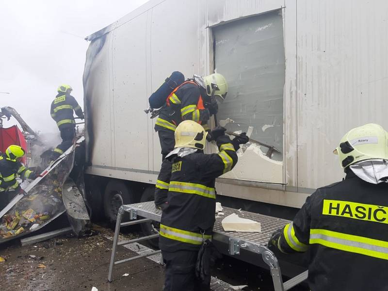 Tragická dopravní nehoda na Pražském okruhu nedaleko Jesenice ve směru k letišti.