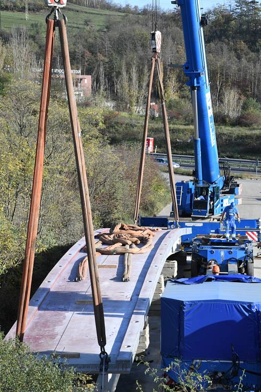 Transport nové lávky pro pěší přes dálnici D5 v Králově Dvoře.