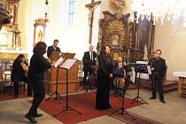 Z koncertu Ensemble Inégal v kostele Povýšení Sv. kříže v Nižboru.