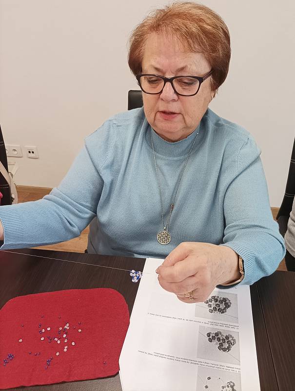 Seniorům při výrobě šperků pomáhala lektorka Zdeňka Foffmannová.