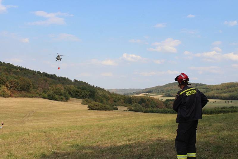 K požáru lesa u obce Chodouň o rozloze zhruba až pět hektarů museli hasiči přivolat vojenský vrtulník.