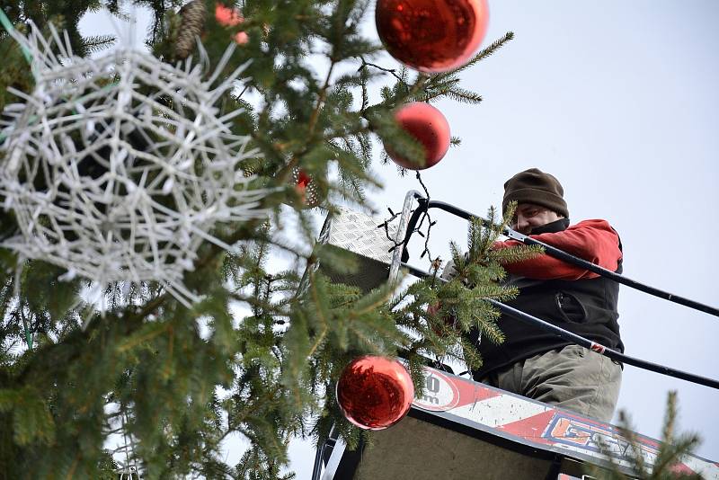 Zdobení stromu a instalace kluziště na Husově náměstí v Berouně.