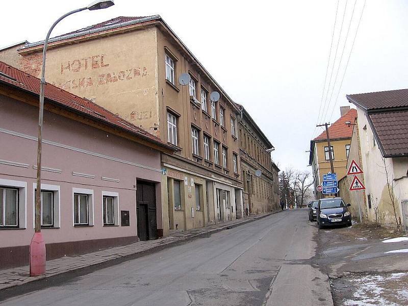 Poškozené domy v Hostomicích