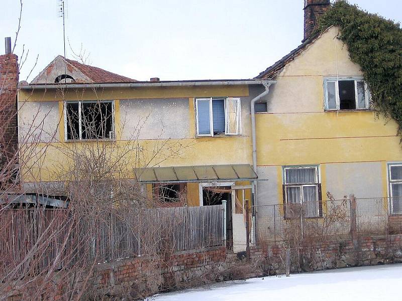 Poškozené domy v Hostomicích