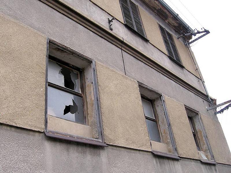 Poškozené domy v Hostomicích