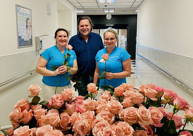 V Nemocnici Hořovice poděkovali sestrám a ošetřovatelkám za jejich práci růžemi