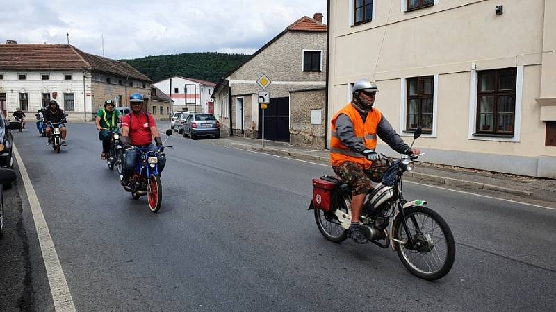 Desítky mopedistů i mopedistek se v sobotu před polednem sešly u obecního úřadu v Lochovicích.