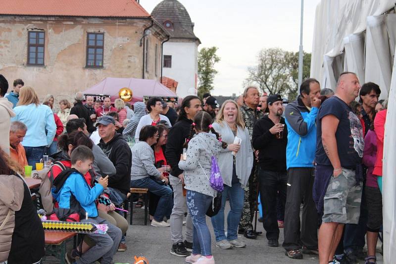 Městské slavnosti v Králově Dvoře, které se v sobotu konaly v areálu místního zámku, navštívilo přes dva tisíce lidí.