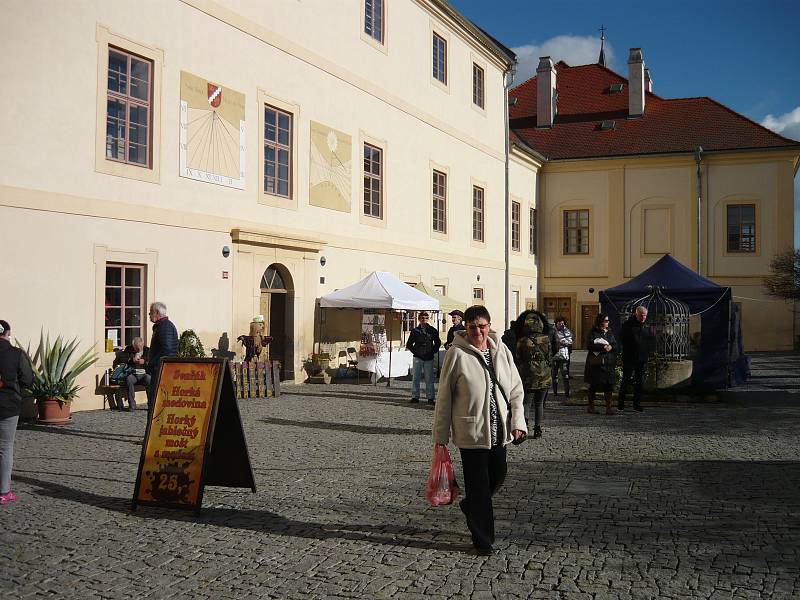 Na zámku v Nižboru se o víkendu konala tradiční akce místního zahrádkářského svazu, tentokrát pod taktovkou podzimních dekorací a výpěstků ze zahrad.