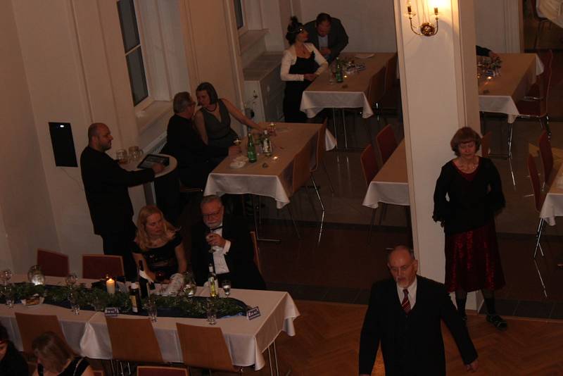 Úžasná atmosféra i zábava. Tak hodnotili sobotní návštěvníci berounského kulturního domu Plzeňka letošní městský ples, který byl k uctění stého výroční založení republiky v duchu Retro.