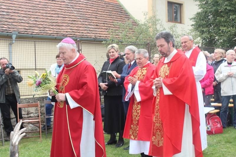 Desítky Ludmil z Česka, ale i Slovenska a stovky dalších lidí přijely v sobotu na Svatoludmilskou pouť, která se už tradičně konala v obci Tetín.