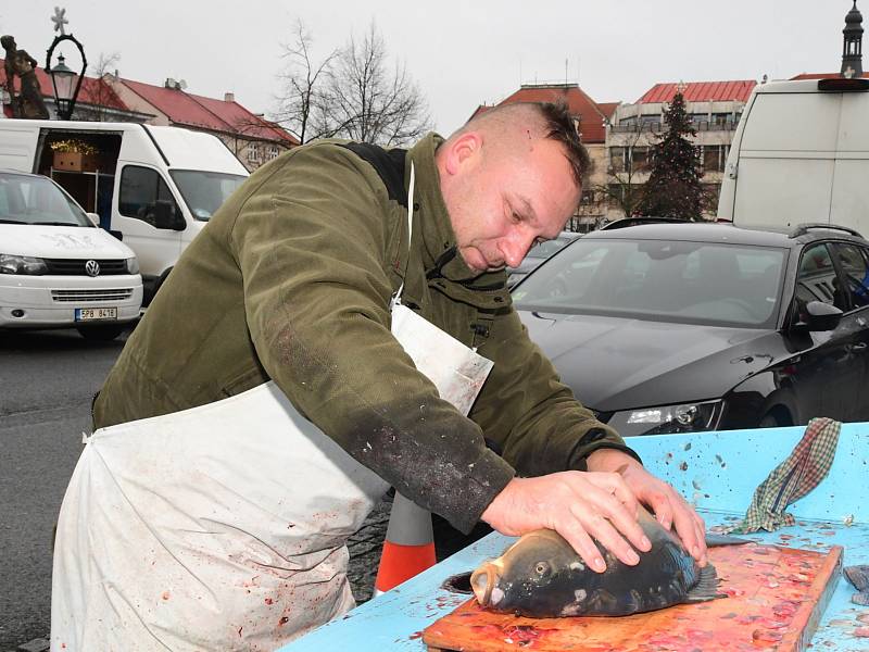 Z vánočního prodeje ryb na Husově náměstí v Berouně.