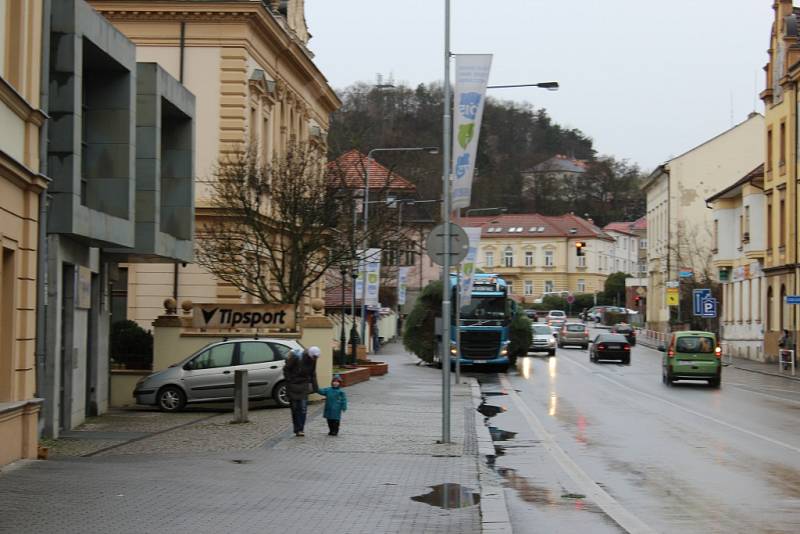 Dopravu vánočního stromu komplikovali neukáznění řidiči 